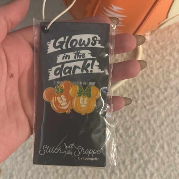 Stitch Shoppe by Loungefly Minnie Mouse Pumpkin Balloon Crossbody Bag - Picture 6 of 9